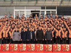 情系農(nóng)民工 蛇年送祝?！A兆控股為優(yōu)秀農(nóng)民工發(fā)放春節(jié)禮品